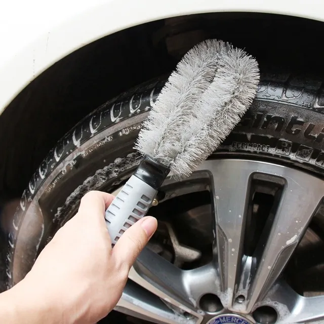 Tyre cleaning brush