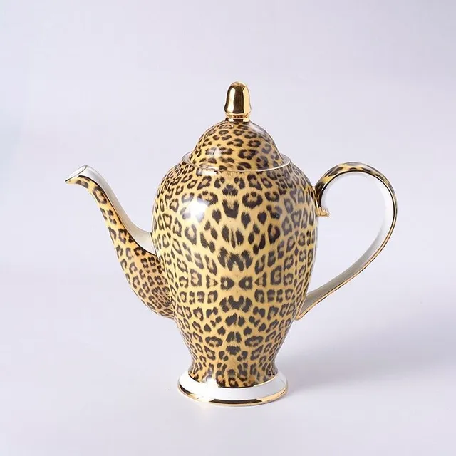 Porcelanowy leopard z dzbanka