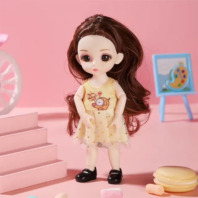 Dievča je krásna bábika s dlhými vlasmi a pohybujúce sa kĺby - rôzne varianty