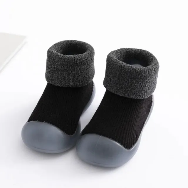 Socks for newborns and toddlers with soft sole, warm fleece and antislip properties for first steps