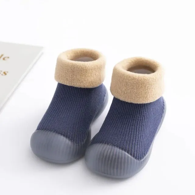 Socks for newborns and toddlers with soft sole, warm fleece and antislip properties for first steps