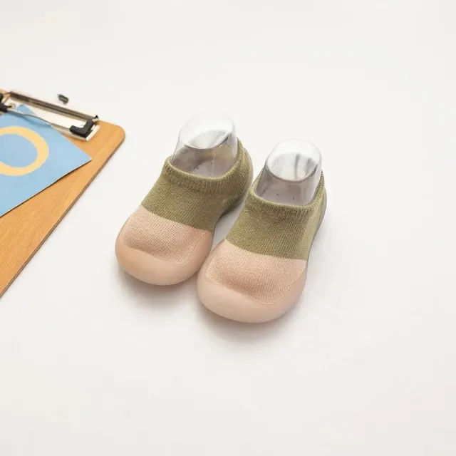 Socks for newborns and toddlers with soft sole, warm fleece and antislip properties for first steps