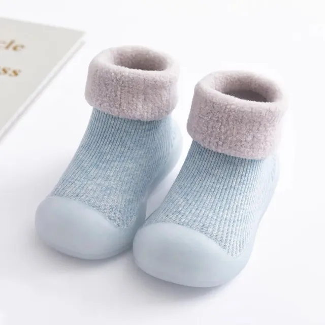 Socks for newborns and toddlers with soft sole, warm fleece and antislip properties for first steps