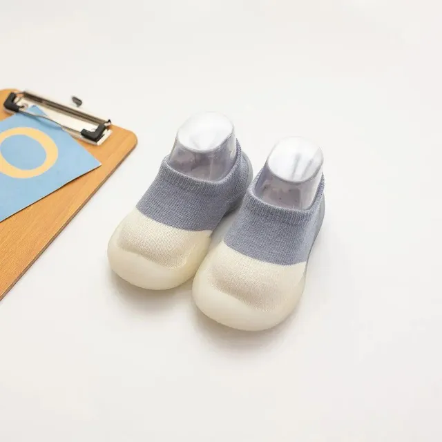 Socks for newborns and toddlers with soft sole, warm fleece and antislip properties for first steps