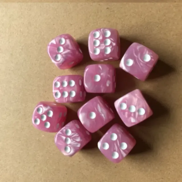 10 ks klasických herných kociek s perlovým vzorom a číslami - bežné kocky