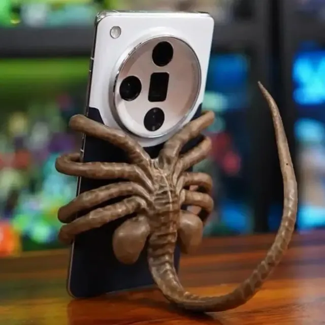 Facehugger phone holder in the shape of an alien with creative design