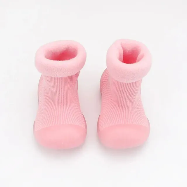 Socks for newborns and toddlers with soft sole, warm fleece and antislip properties for first steps