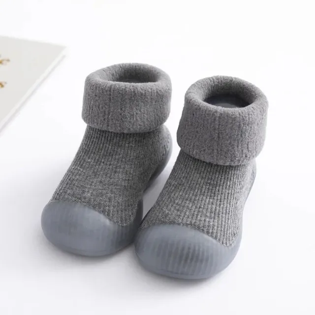 Socks for newborns and toddlers with soft sole, warm fleece and antislip properties for first steps