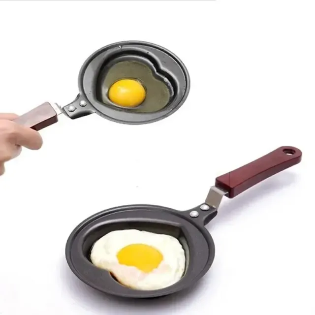 Mini non-stick frying pan for a heart-shaped breakfast for the preparation of omelet