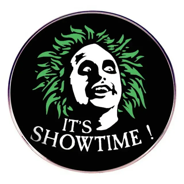 Zománcozott kitűző It's Showtime Beetlejuice mintával