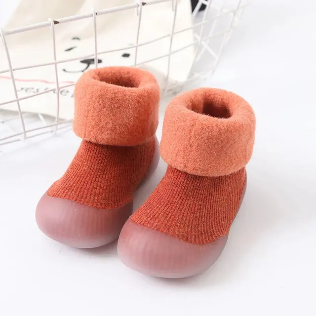 Socks for newborns and toddlers with soft sole, warm fleece and antislip properties for first steps