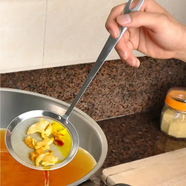 Practical and robust stainless steel colander with long handle for easy and efficient viewing