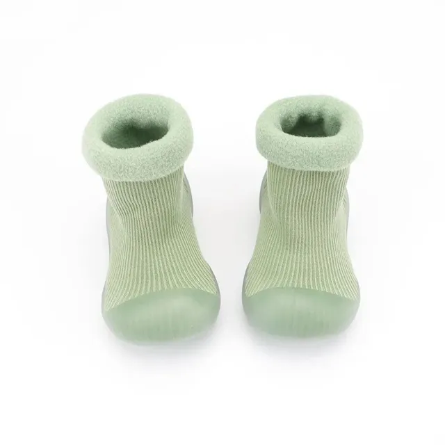 Socks for newborns and toddlers with soft sole, warm fleece and antislip properties for first steps