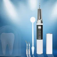 1ks Prenosné odstránenie zubného kameňa pre zuby s 2-LED svetlami, Zubné čistenie až 2600000 Prevádzková frekvencia, dobíjateľná súprava Zubné čistenie, 2 Vymeniteľné hlavičky s perorálnym zrkadlom, zubné splachovanie, 5 prenosové kroky, Instant Tooth ods