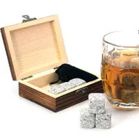 Cuburi de granit pentru răcirea băuturilor în cutie de lemn cadou