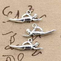 20 kusů přívěsků ve stříbrné barvě ve tvaru plavce, vhodné pro výrobu vlastních šperků