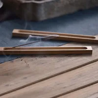 Jednoduchý dřevěný stojánek na vonné tyčinky Jerold