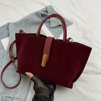 Dámske retro crossbody taška z umelej semišu s nastaviteľným popruhom