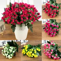 Frumoasele trandafiri artificiali în mai multe culori