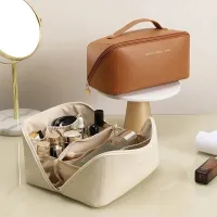 Portable Kosmetiktasche aus PU-Leder für Frauen, wasserdichte Badtasche mit multifunktionaler Verwendung für Beauty Reisebedarf