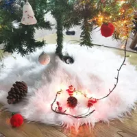 Białe futro pod drzewem