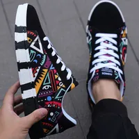 Men's trendy skateboard shoes, comfortable anti-slip sneakers in casual style for outdoor activities