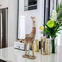 Decorațiune elegantă cu girafă din rășină - accesoriu de design pentru interiorul dumneavoastră