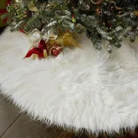 Chlpatý koberec v bielej farbe pod vianočným stromčekom