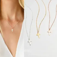 Collier en acier inoxydable minimaliste simple et discret avec croix - collier à motif religieux.