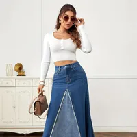 Jupe en denim élégante avec ourlet effiloché et poches obliques