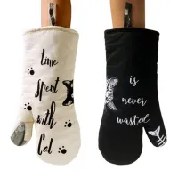 Heat-resistant kitchen mitts with cat motif