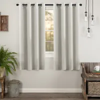 Short monochrome curtains