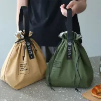 Isolated lunch bag with wide opening and drawstring in three colors