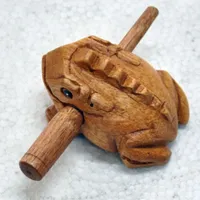 Drewniana żaba z mallet