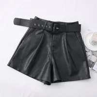 Shorts en simili cuir avec ceinture