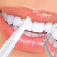 Naturalny żel do wybielania zębów w piórze