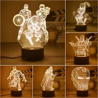 Lampa LED dla dzieci na stole z piedestalem i tematami superbohaterów