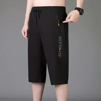 Men's straight-cut leisure shorts with a loose fit and zipped pockets for active men