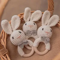 Hochets en crochet en forme de lapin brun - un design mignon qui attire les bébés, des clochettes intégrées qui tintent lors du balancement