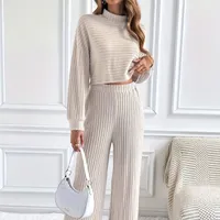 Ensemble deux pièces en maille : top crop à manches longues et pantalon à taille élastique - vêtements pour femmes