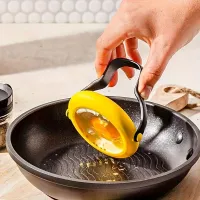 Flexible non-sticky and impenetrable egg peddler with 360° swivel handle - ideal for pancakes