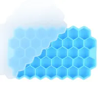 Jednoduchý výrobník ľadu v tvare včelieho plástu