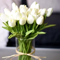 Umělá kytice barevných tulipánů