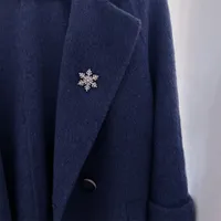 Piękna zimowa broszka na studniówkę Śnieżynka