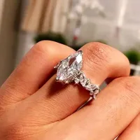 Krásny dámsky prsteň s brúsenými kameňmi v bielej farbe - niekoľko veľkostných variantov