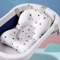 Wsparcie podczas kąpieli dziecka z antypoślizgową poduszką i składaną tacą dla noworodków