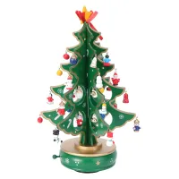 Kreativní hrací skříňka ze dřeva ve tvaru vánočního stromku s figurkami