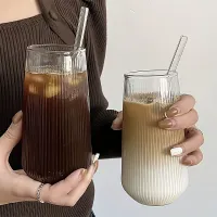 Pahar elegant din sticlă cu striuri verticale - ideal pentru suc, lapte, cafea și alte băuturi