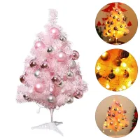 Sada roztomilý vianočný stromček na stole v ružovej farbe a dekorácie