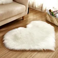 Chlupatý koberec ve tvaru srdce